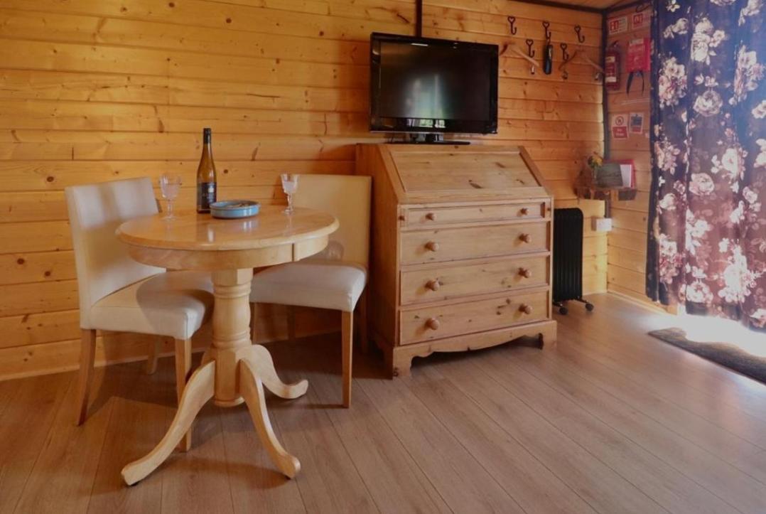 Country Bumpkin - Romantic Couples Stay In Oakhill Cabin エクステリア 写真